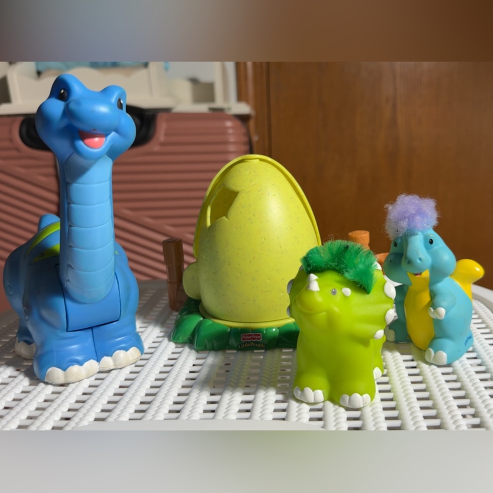 Fisher-Price Dinosaur Playset- 3 Dinosaurs and 1 egg accessory